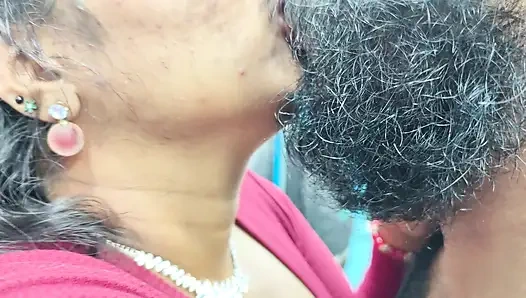 Pasangan romantis lip lock, romansa lip lock pasangan hot Malayali