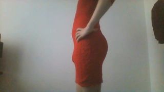 穿着性感的红色连衣裙的变装癖