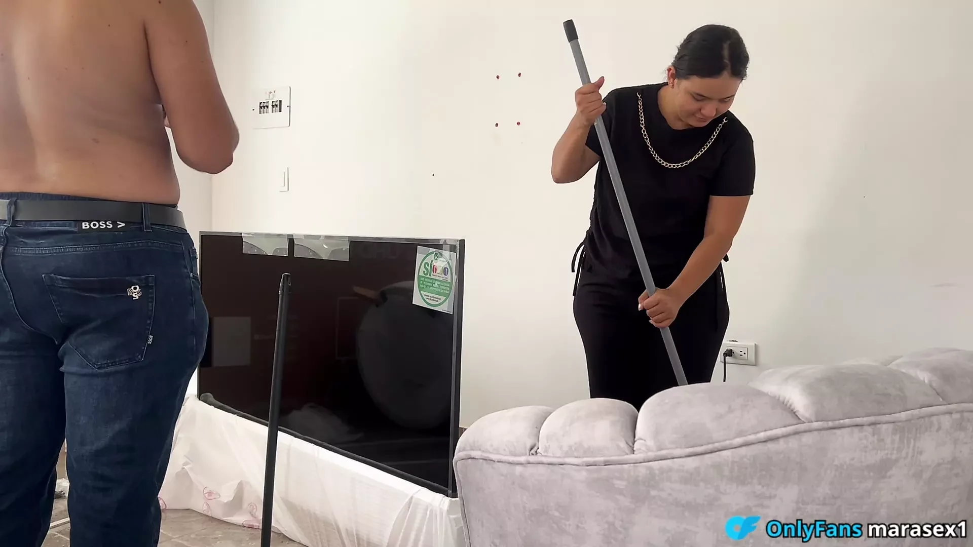 Saya mengongkek lelaki muda yang sedang membaiki TV saya dan dia memancut ke dalam saya