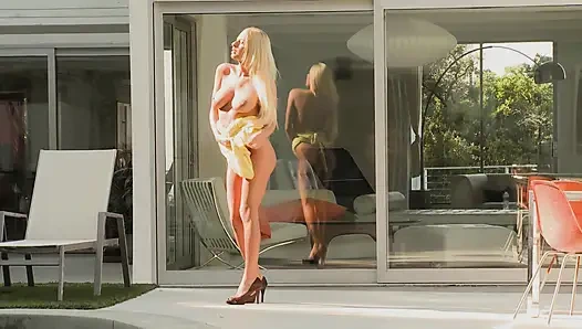 Blonde Girl Gets Her Vagina Squirted at the Pool