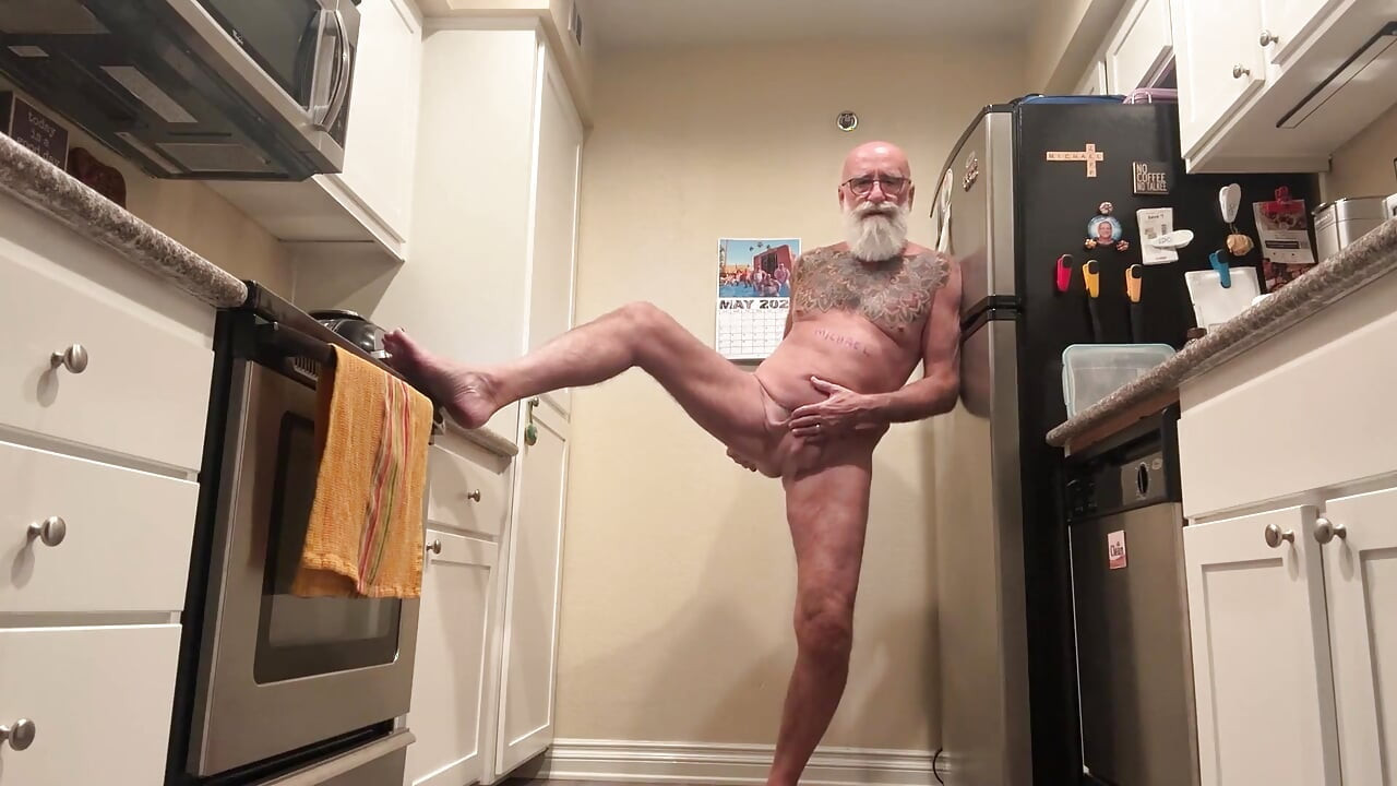 Nua na cozinha