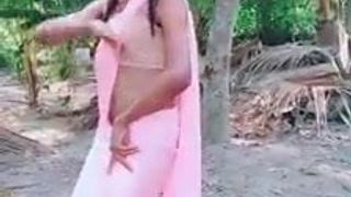 Шри-ланкийский трансвестит танцует