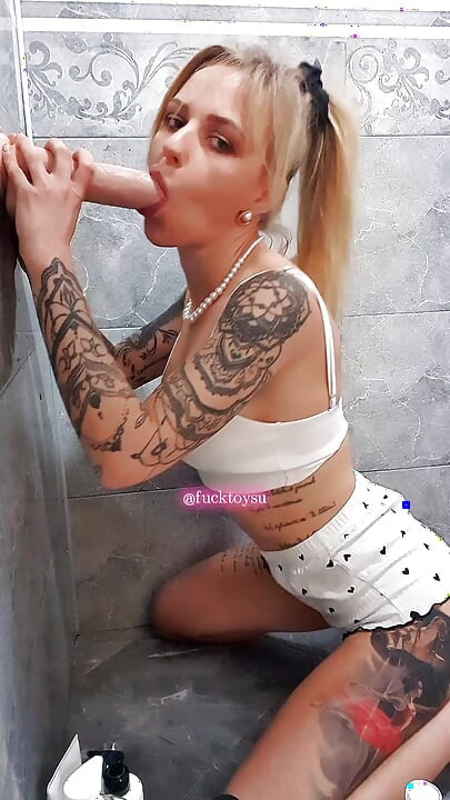Babe comel hisap dalam-dalam dildo besar, naik turun dengan kuat sambil main dengan air mani palsu dan klimaks yang bersepah