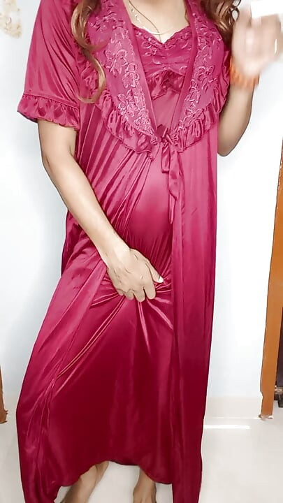 Meri mummy ne kal raat me isi satin nighty ko pahan ke apni chut ki ras chatai