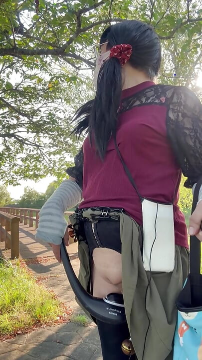 No288 Electric massager masturbation in the park