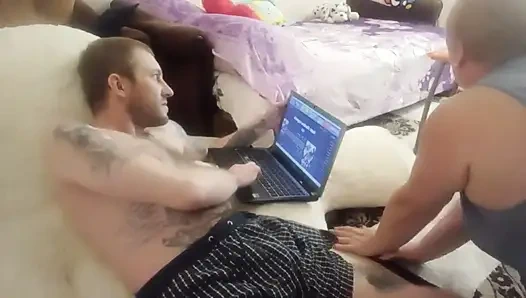 Bilgisayarda oynuyorum mastürbasyon yapıyorum ve emiliyor