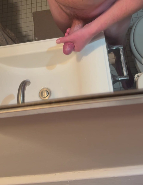 バスルームの洗面台でオナニーと射精