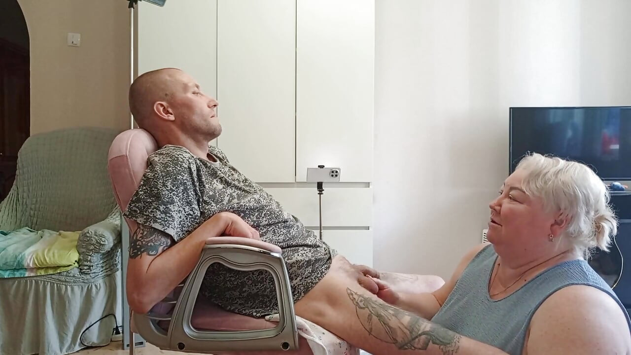Evli kadın kayınvalidesini derin sakso çekiyor ve döl yutuyor