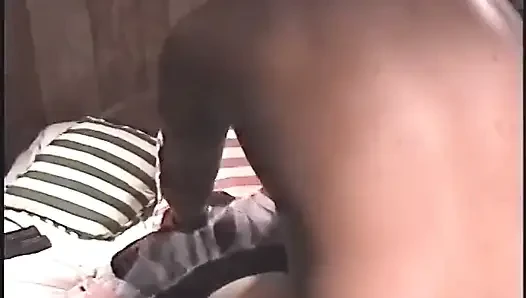 Olgun sarışın orta yaşlı seksi kadın büyük zenci yarağı tarafından çifte dolduruluyor