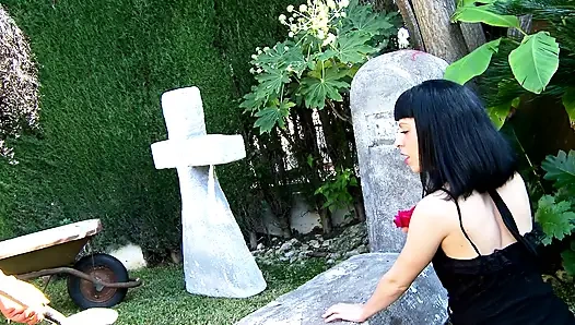 После того, как она оплакивает, она жестко трахается с садовником