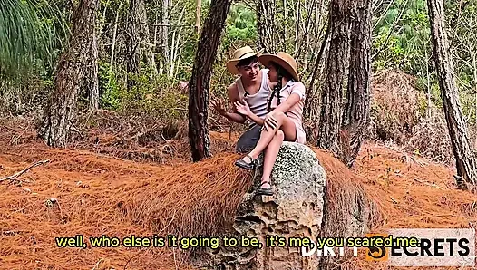 AKU MENYETUBUHI PACARKU DI HUTAN DI SEBELAH DANAU.