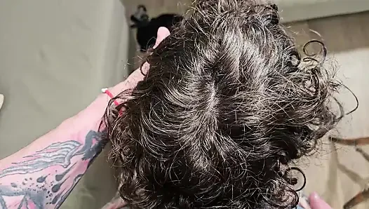 Он трахает меня на диване и кончает в меня.