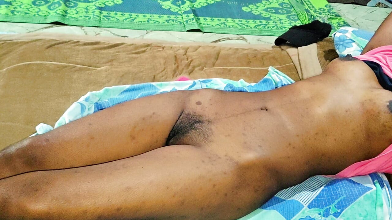Mi-am futut cea mai bună prietenă în timp ce îi plesneam țâțele și mă angajarea în BDSM