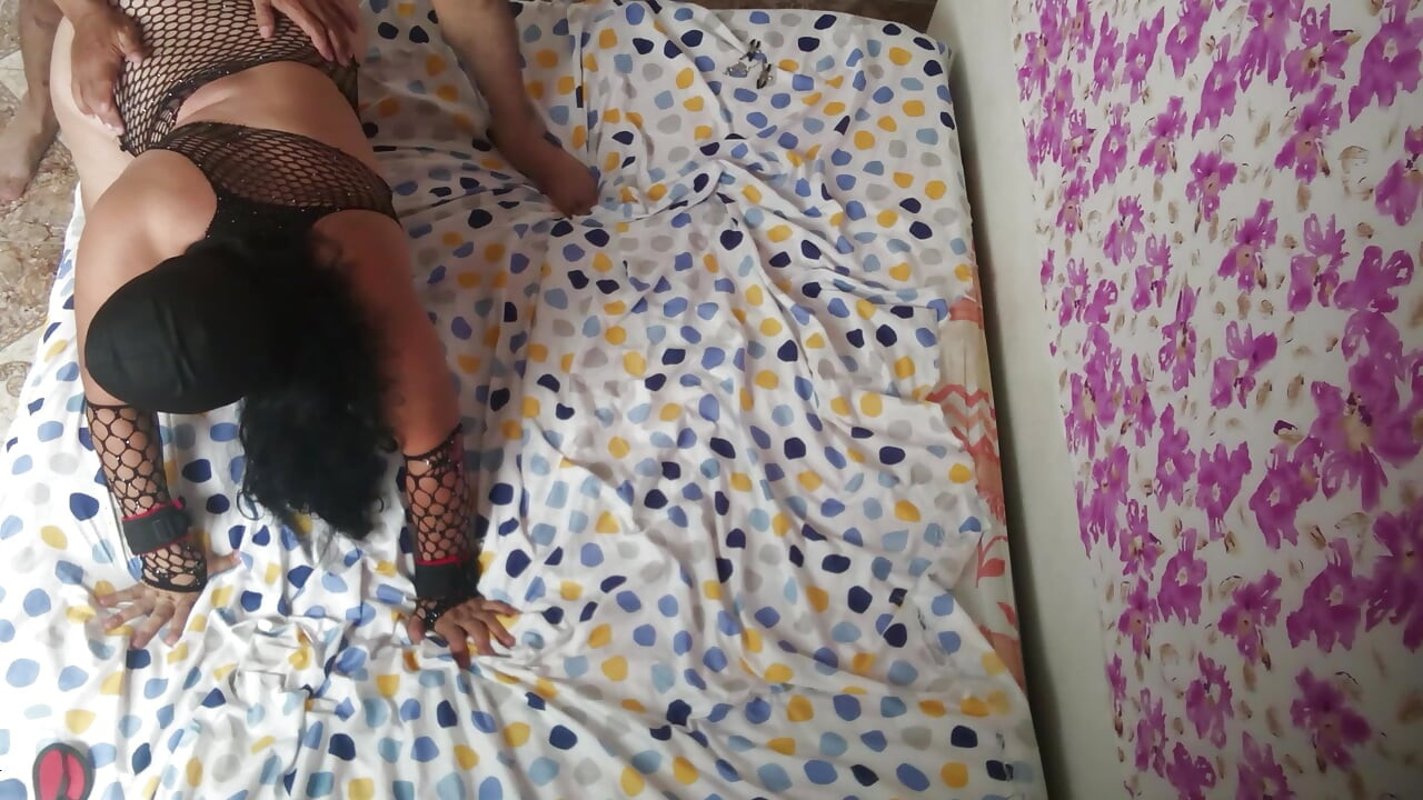 परिपक्व पत्नी को सेक्स पसंद है, वह इसे वास्तव में अच्छी तरह से चूसती है