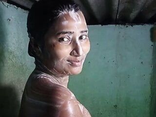 Swathi Naidu tomando banho