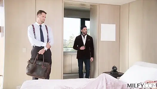 Orta yaşlı seksi yaramaz orta yaşlı seksi kadın Armani Black ve tatlı kız arkadaşı Matty Mila Perez sırayla genç delikanlının yarağının üstüne çıkıyor