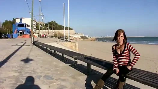 Sürtük kız açık havada sakso çekiyor ve terk edilmiş bir evde sikiliyor