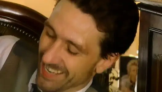 Muskulöse Chefin Wichst Monsterschwanz Und Fingert Arsch - Explosives Abspritzen!