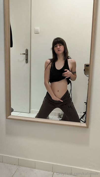 Kåt Onlyfans Babe Onanerer Foran Speilet Naken Tenåring Cums HARDT