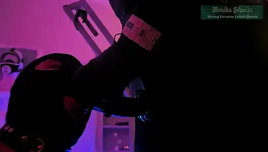 Monika Smith sakso eğitimi takma yaraklı kaltak sözlü aşağılama tükürüyor