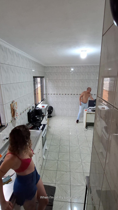 A empregada concordou em ficar nua e receber uma ejaculação no rosto. | Clipe 1