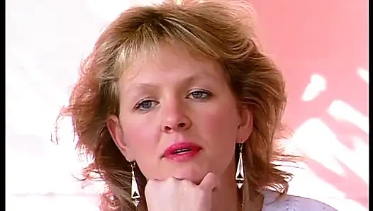 Симпатичная телочка-блондинка наслаждается заполнением ее киски большим дилдо