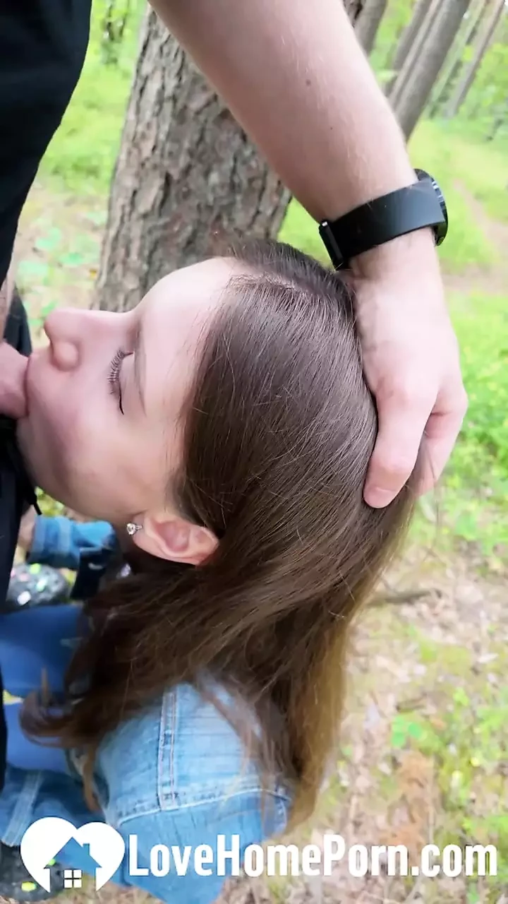 我在树林里射在她嘴里