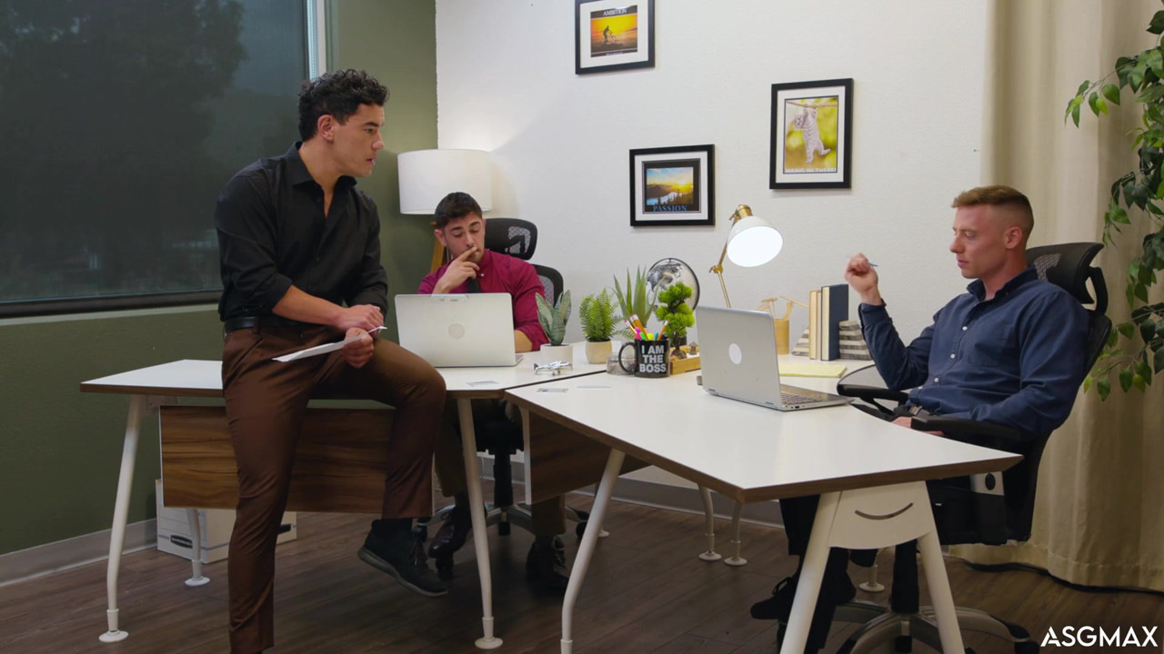 タトゥーのイケメンが無料使用オフィスでスピットローストされる - フルシーン - ASGmax