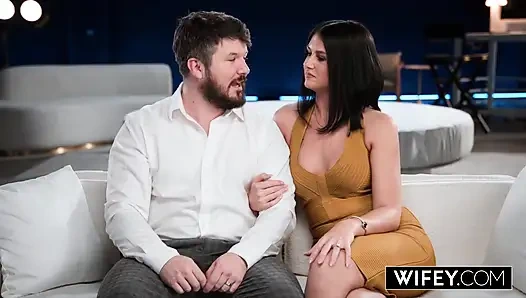 Evli kadın kocası azgın karısı Sienna Rae'nin önünde çifte sikilirken izliyor