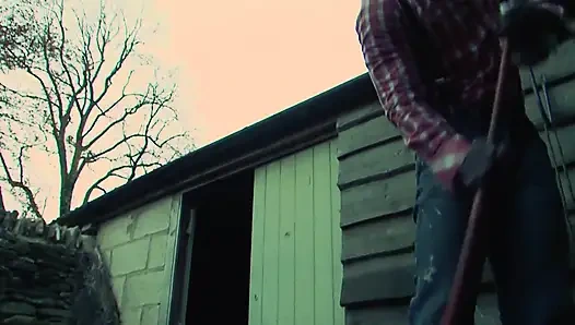 Brunette panas dengan payudara kecil disetubuhi