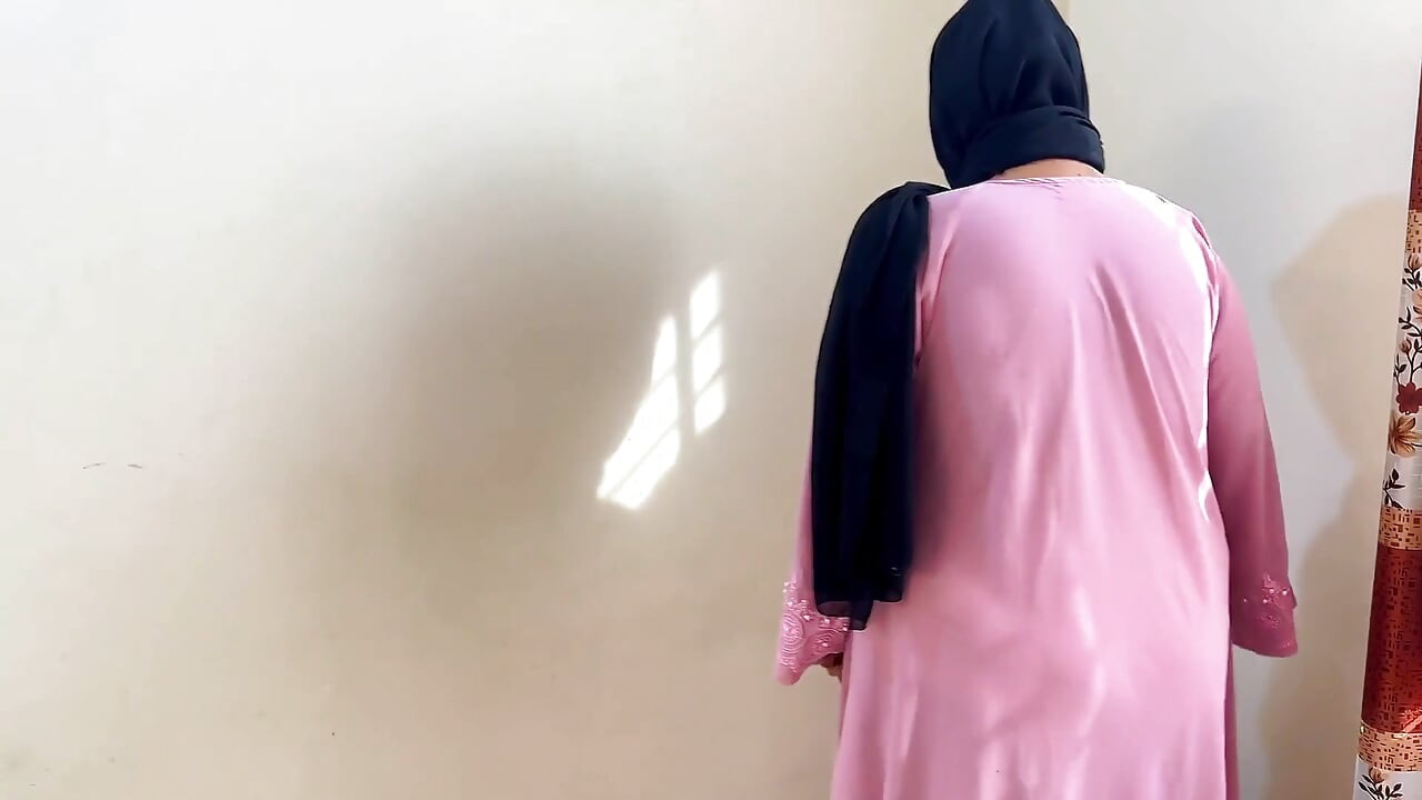 Bela empregada do Egito fodida pelo proprietário quando ela limpa sala