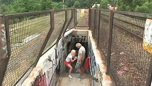 Azgın genç bir çift için açık havada tehlikeli seks