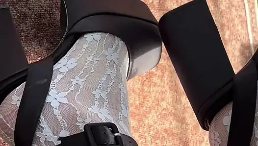 Белые чулки и высокие каблуки на моих ступнях