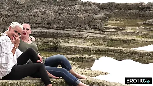 Две подружки сосут багажник своего праздничного знакомого