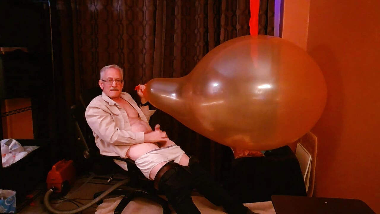 155) Giant Round Balloon Fuck by Kinky Daddy