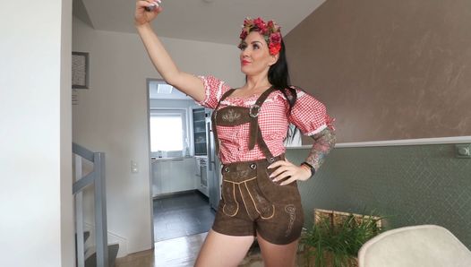 Oktoberfest, influenciadora milf chupa o pau até ele gozar