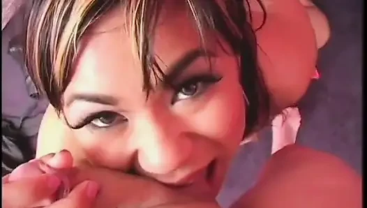 Kameramann filmt die atemberaubende asiatische hure Kyanna Lee, die nach dem lutschen seines schwanzes gesichtsbesamt wird