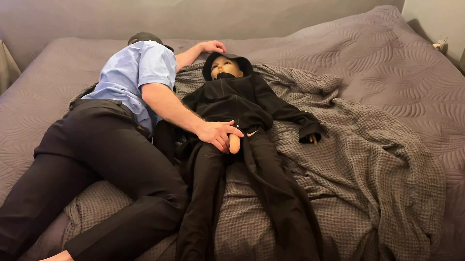 Guardia de seguridad musculoso folla muñeca sexual masculina realista después del trabajo! Orgasmo intenso! Gemidos masculinos!