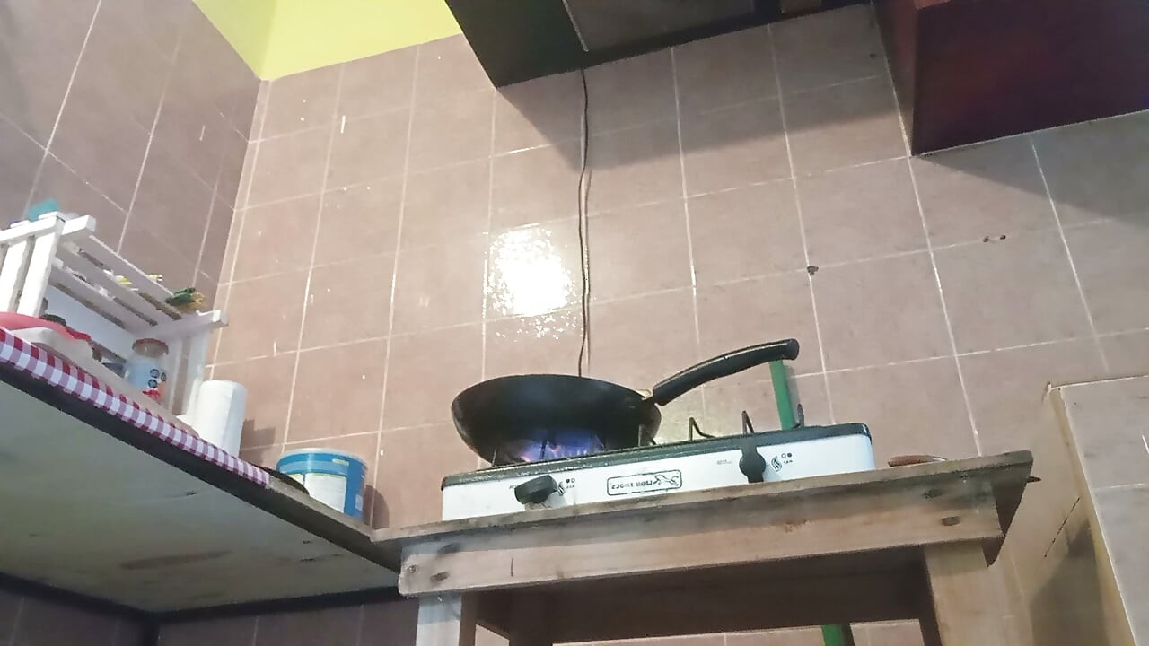 Fettes gesäß, das im höschen kocht und behaart zeigt