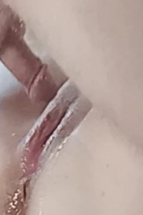 Yarağına işiyorum ve o beni sikiyor ve amcığıma boşalıyor