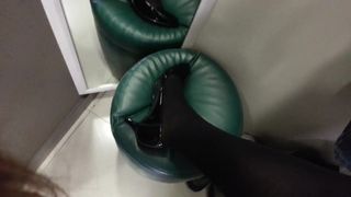 Черные лакированные туфли-лодочки с соблазнительными колготками 6