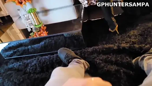 Ich traf eine wunderschöne und sehr heiße Blondine in der Garage des Gebäudes, dann lud sie mich in ihre Wohnung ein und wir hatten viel Sex!