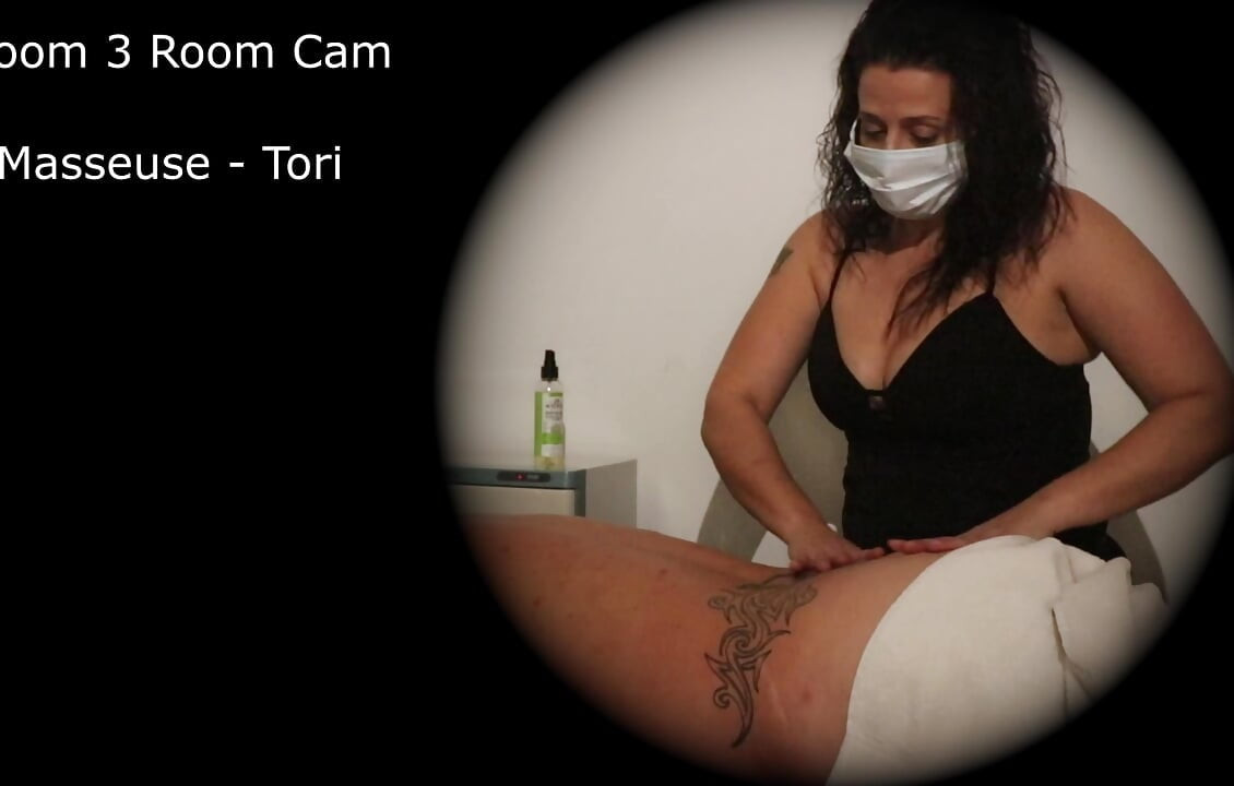 Tori - Room Cam haathon se chudaee