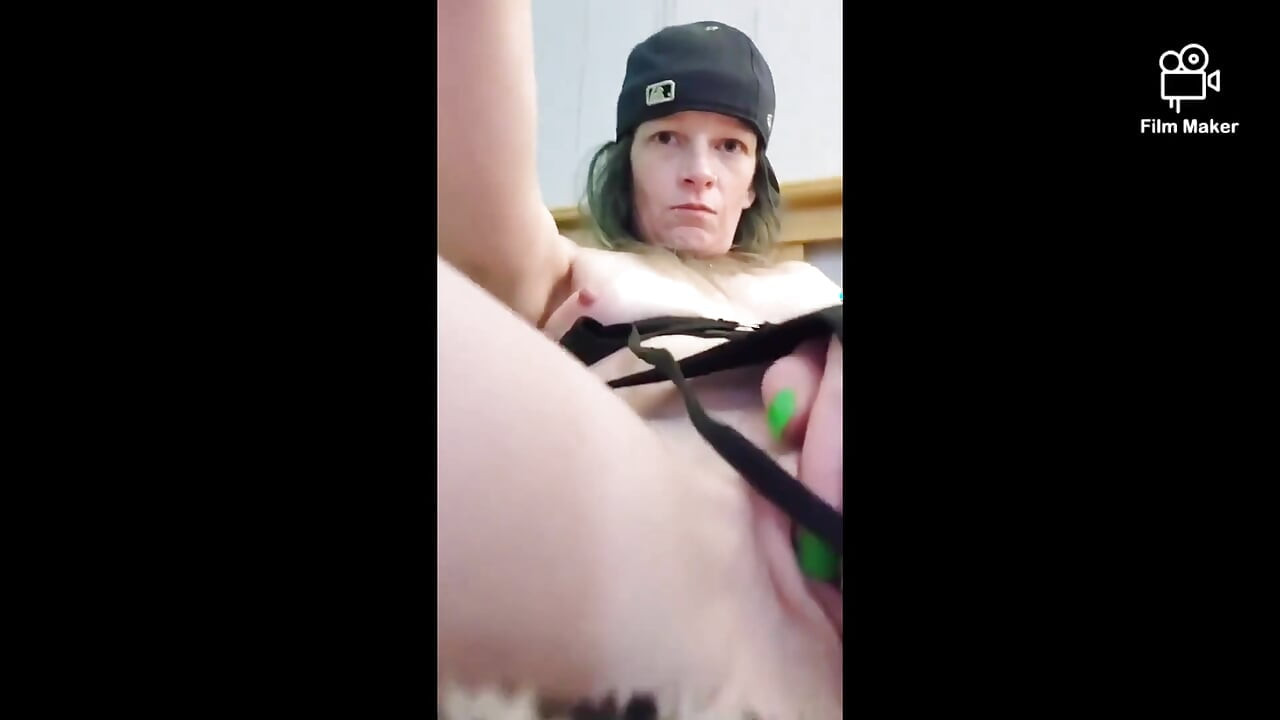 MILF v kůži šuká svou kundičku