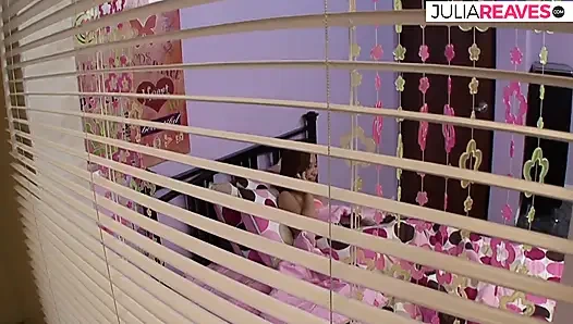 Возбужденная шлюшка скачет на огромном члене до массивного камшота для киски