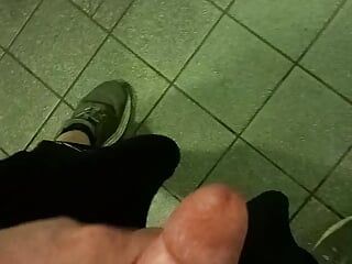 Wank w publicznej stacji WC