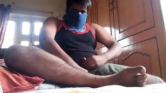 Desi guy masturbrating