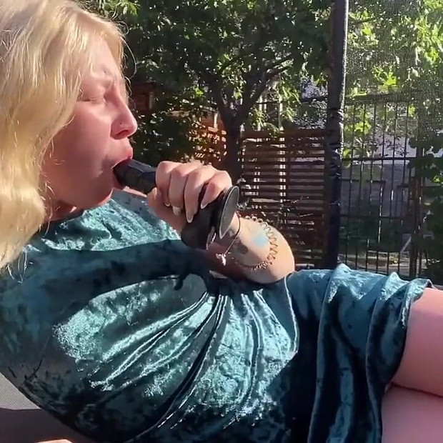 Skačem na kurac na trampolinu i prskam.