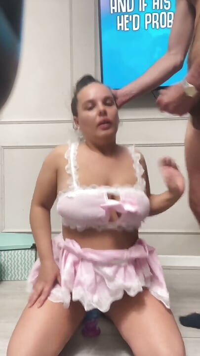 Büyük göğüslerimle büyük dildo oyunu zıplıyor