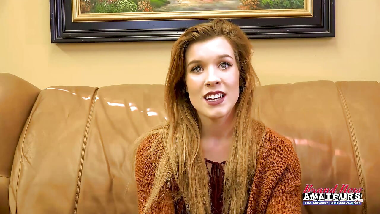 Moș Crăciun's Helper Hottie Keaton se masturbează și suge o pulă să mulgă!